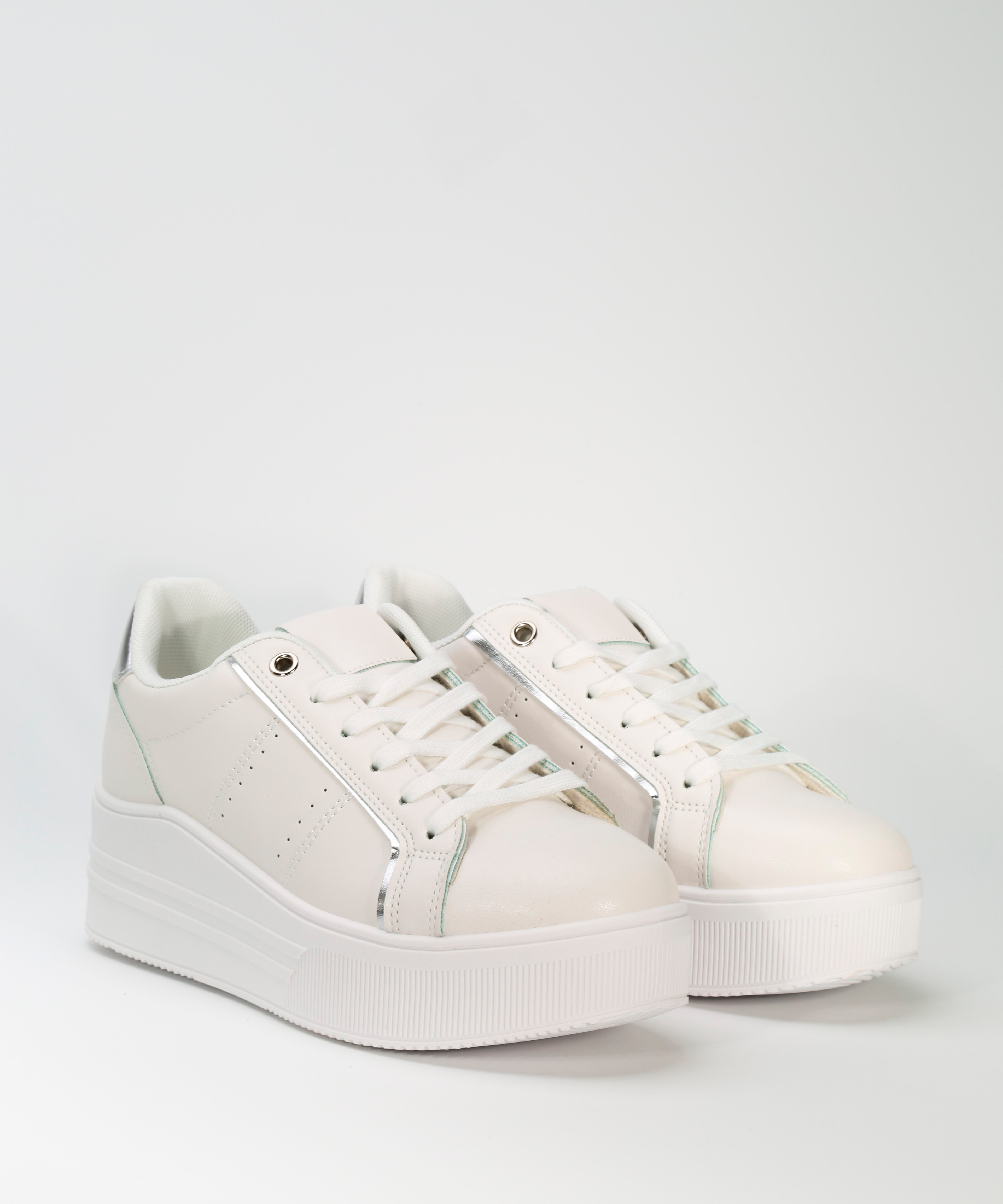 Zapatilla talonera metalizada image number null